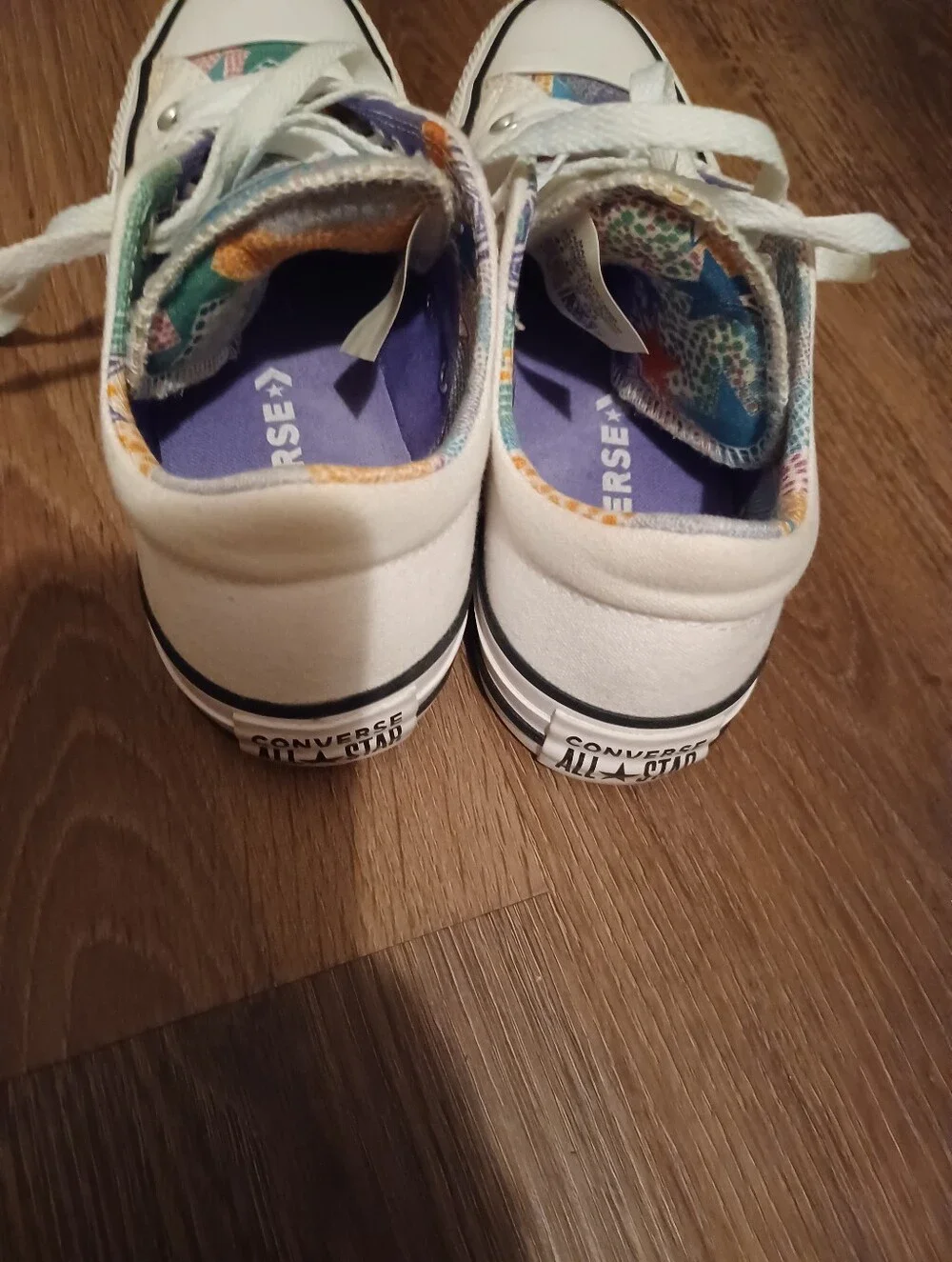 << Converse White Low Top Sneakers with Multicolor Inner Pattern